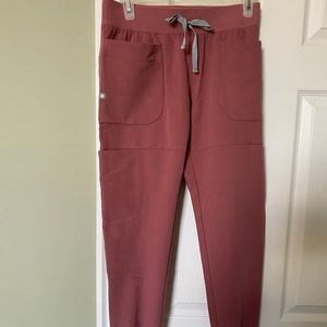 NWT Women’s Figs Qua Petite Skinny Jogger Scrub Pants (in PETITE XS) - Mauve